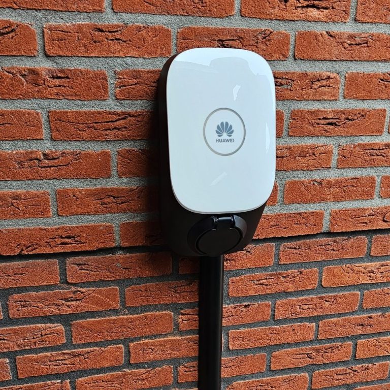 Laadstation voor elektrische voertuigen bevestigd aan een  muur.