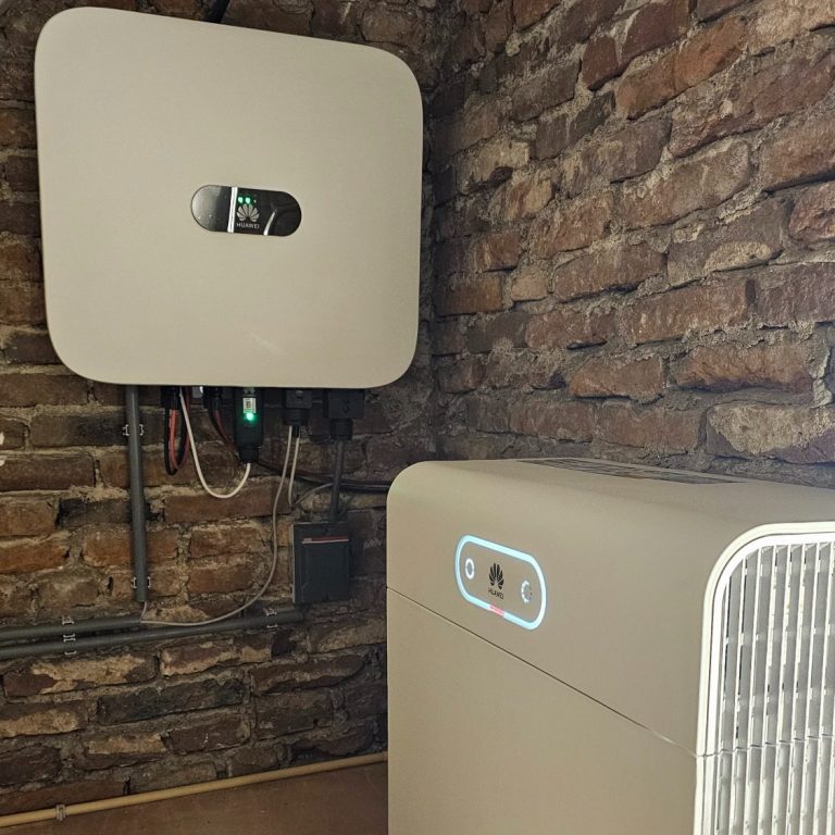 Omvormer met een thuisbatterij opslag systeem