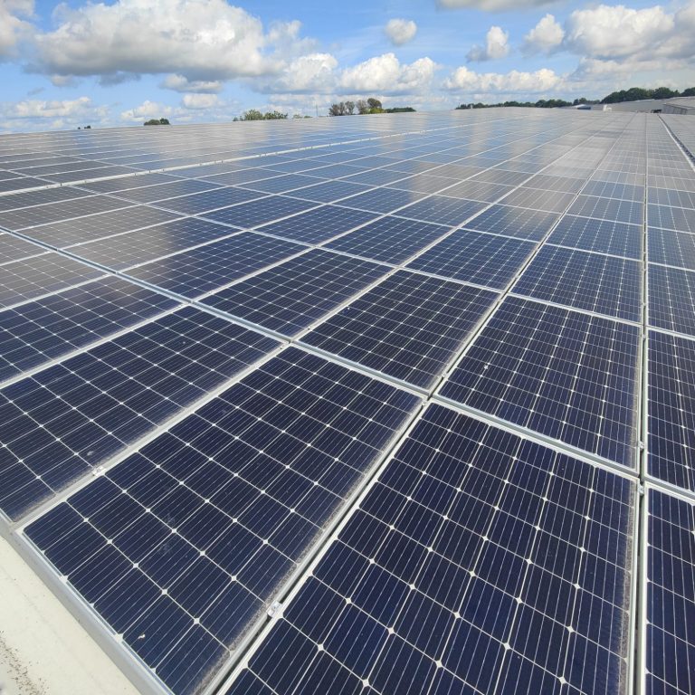 Groot aantal Zonnepanelen op een schuin dak
